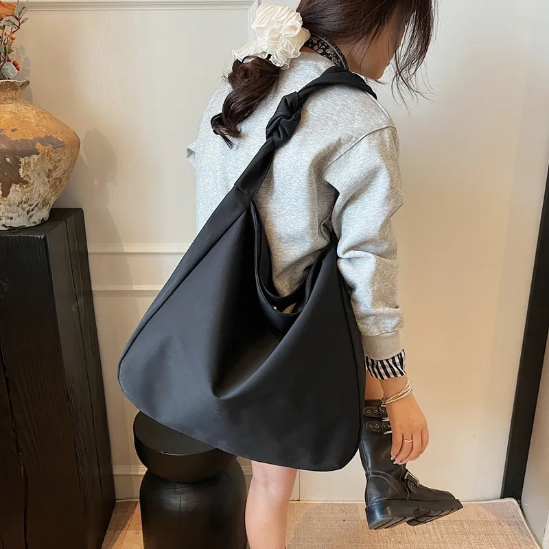 กระเป๋าสะพายไหล่ Luxe ปี 2025, กระเป๋าถือใต้วงแขนขนาดใหญ่สำหรับผู้หญิง, กระเป๋าสะพายข้างลำลอง, กระเป๋าแบบมินิมอลสำหรับกลางวันและกลางคืน, กระเป๋าสะพายแบบมีเท็กซ์เจอร์