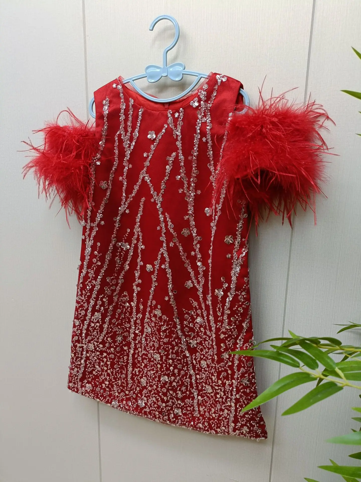 Maßgeschneiderte elegante Applikationen mit Pailletten, glänzende Performance-Kleider für Babys, O-Ausschnitt, Federn, knielang, Geburtstagsparty-Kleider – Detail 4
