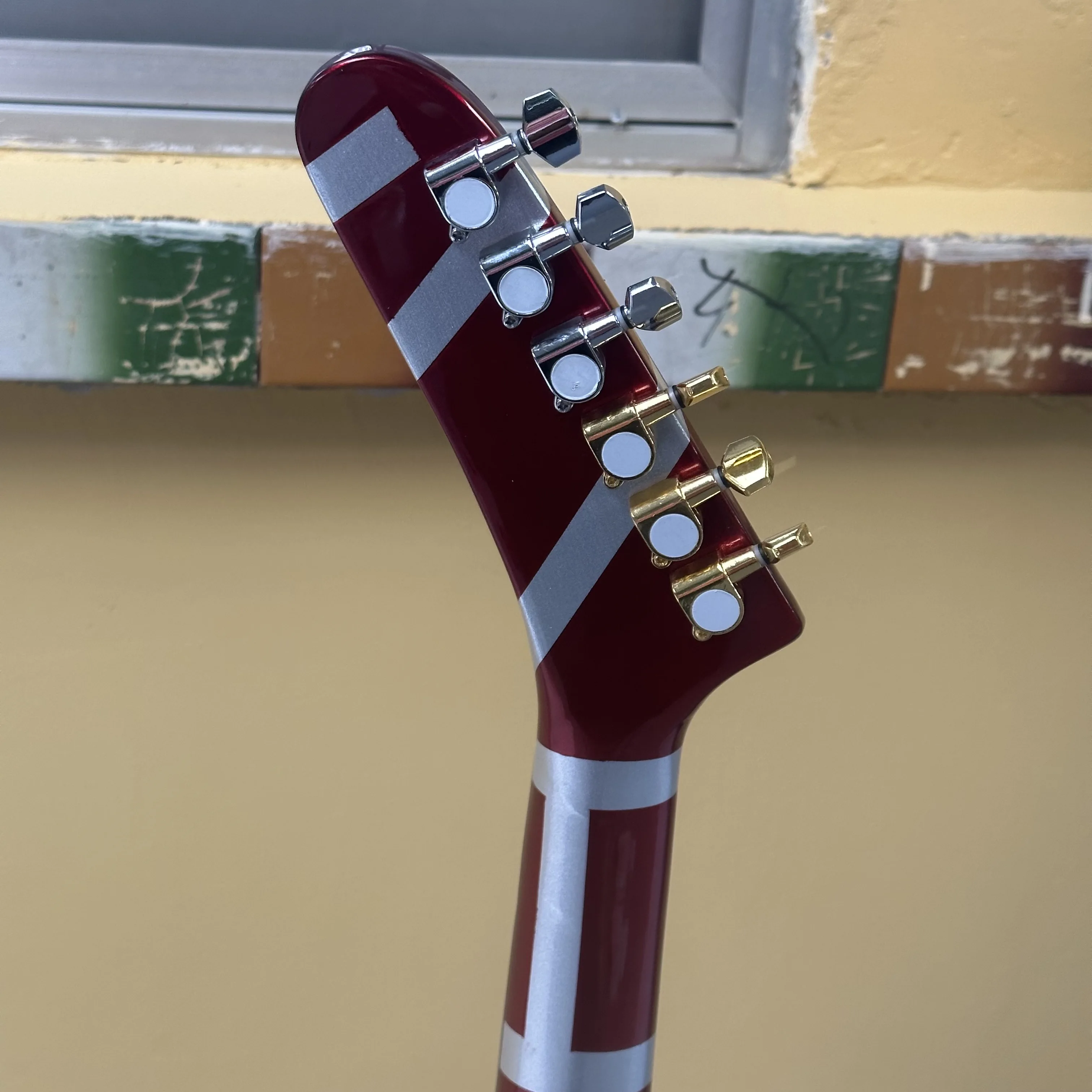 In stock High Quality Red and white striped electric guitar. Place an order and the guitar will be shipped immediately guitarra