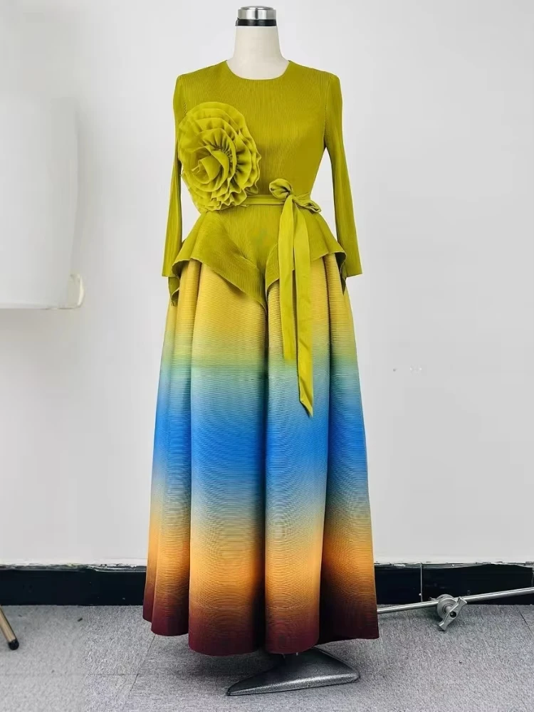 

2025 Gradual Change Color Miyake Pleats Loose Elegant Set Round Neck Large Flower Big Skirt Women Summer New Two-piece Set