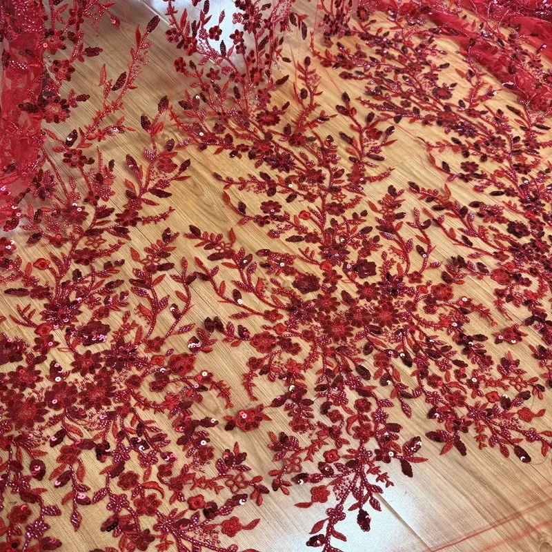 قماش مطرز بالدانتيل الراقية متعدد الألوان هو مادة مثالية لصنع فساتين الزفاف والعباءات وإكسسوارات الملابس