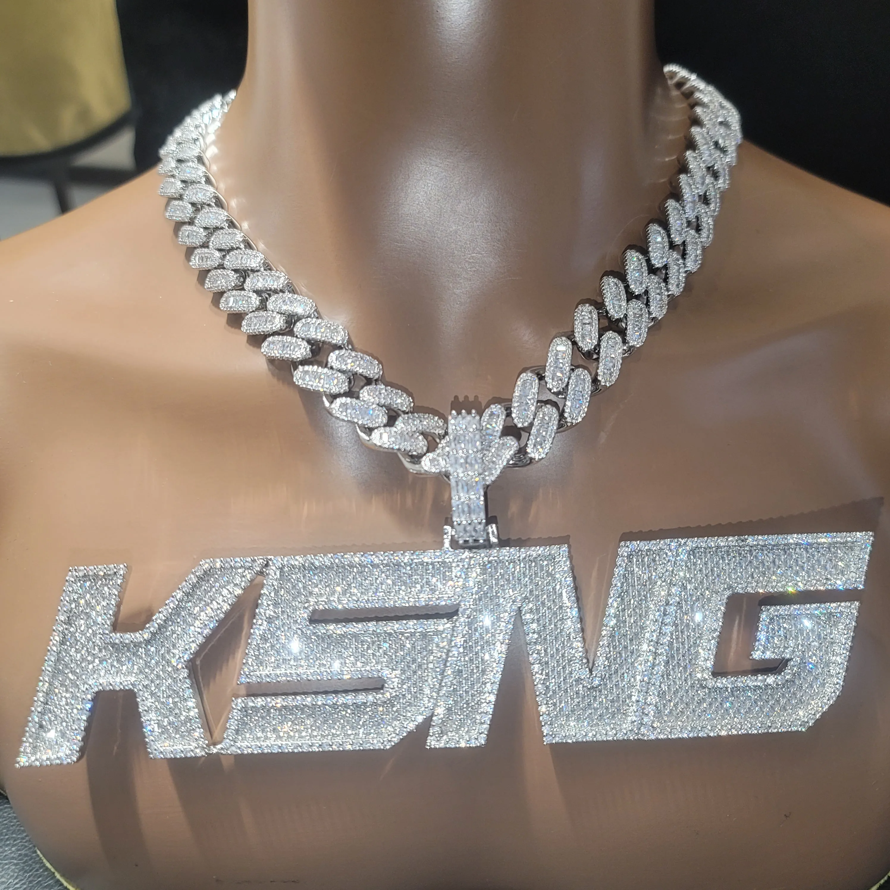 

Персонализированный кулон с буквами и именем на заказ с кубинской цепочкой Baguettecz 15 мм Ice Out Square Big Nmuber, именная табличка, ювелирные изделия в стиле хип-хоп