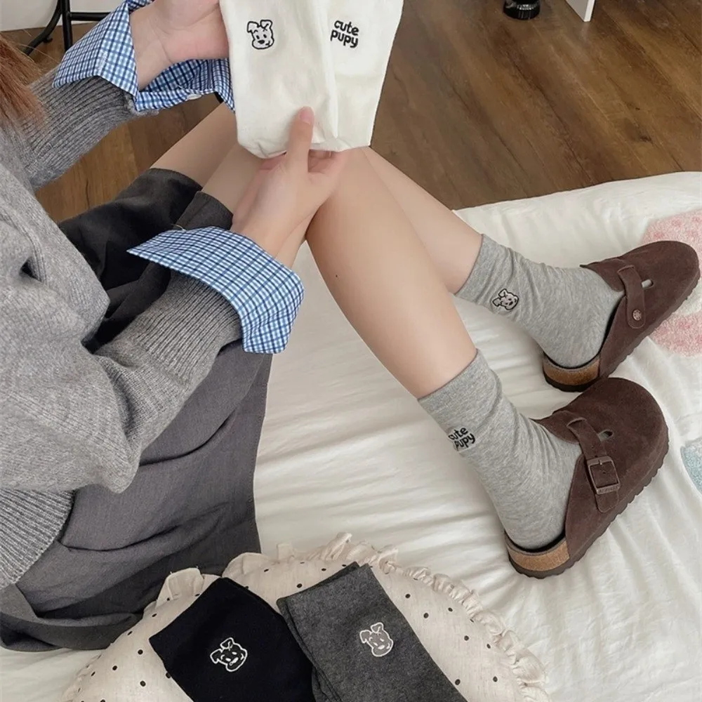 

Пара носков до щиколотки асимметричного дизайна. Удобные носки средней длины с вышитыми буквами. Уникальные эластичные носки. Верхняя одежда.