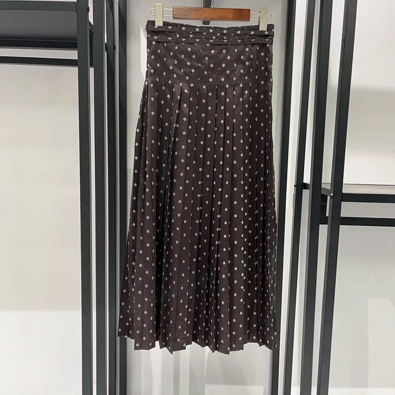 تنورة لخريف وشتاء 2025 ذات ثنيات زهرية لطيفة وحزام بإبزيم مزدوج وفتحة جانبية على طراز هونج كونج 25899 #4