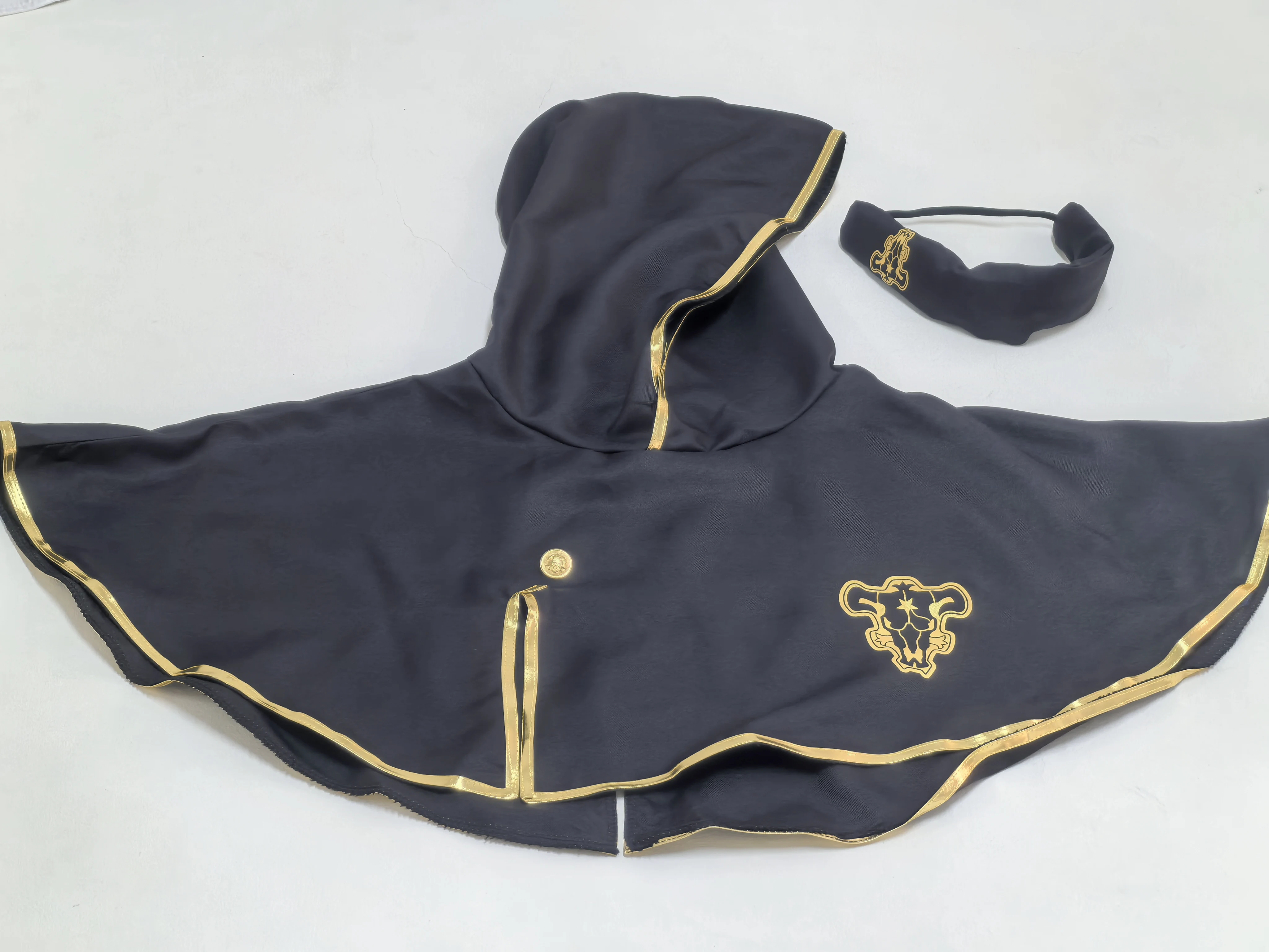 Black Clover Asta Cosplay Kostüm Anime Kapuzenumhang mit Schwarzem Bullen-Logo Robe Halloween Karneval Party Rollenspiel Outfit für Männer – Detail 2