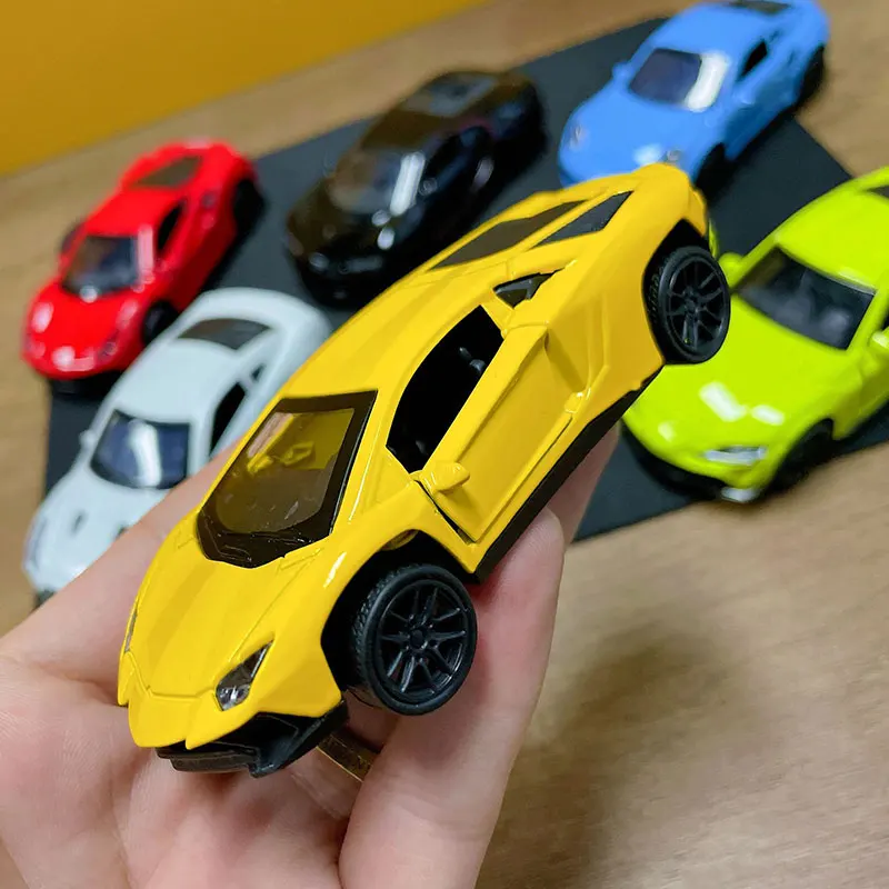 子供のための金属製の収集可能なおもちゃ,1:43スケールのおもちゃ,車,スポーツ装飾,オープンドア付き