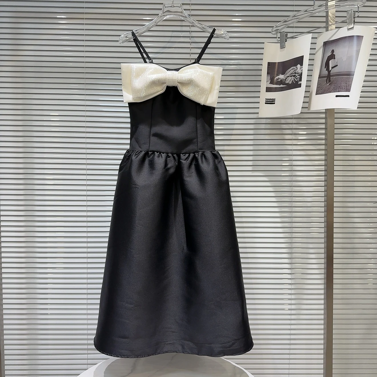 

Лето 2022, новое темпераментное светское платье с объемным жемчужным бантом и контрастным длинным ремешком