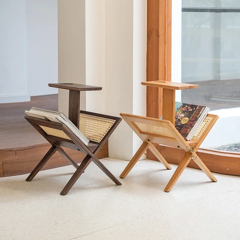 Zeitungsständer, vom Boden bis zur Decke reichender Zeitungsständer