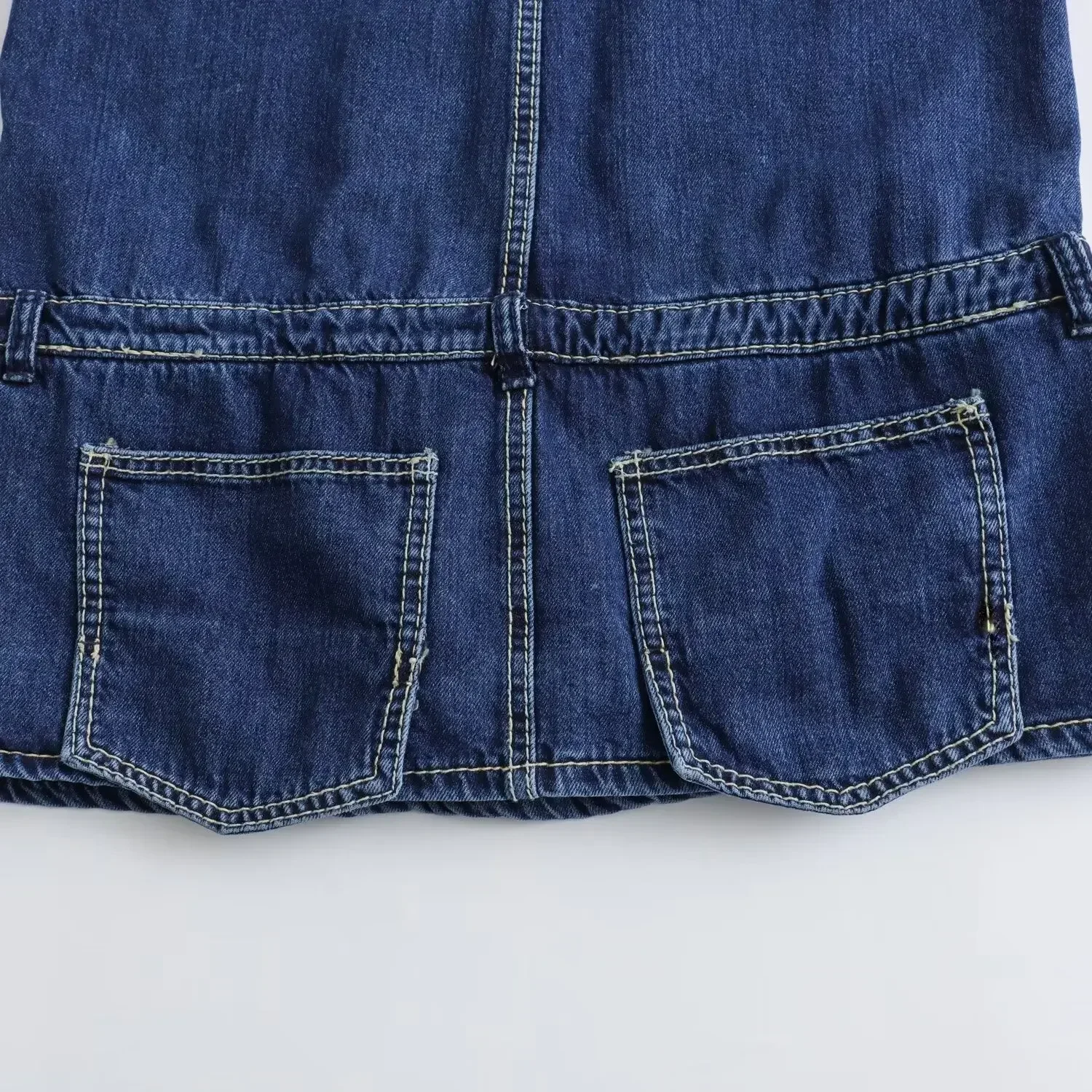 Combinaison courte en denim à col en V pour femmes, mode unique, décoration de couture, décontracté, rétro, sans manches, poche