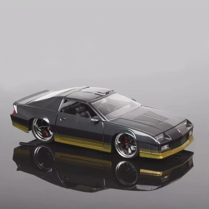 

1:24 1985 CHEVY Camaro High Simulation Diecast Car Metal Alloy Model Car Children's toys collection gifts J276