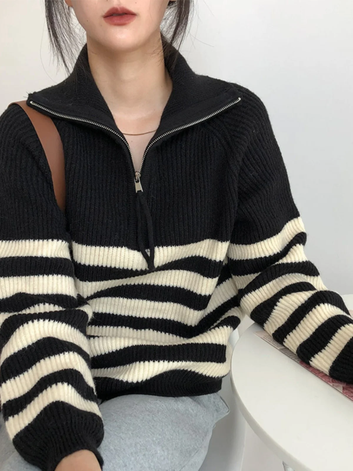 Suéter a rayas con cremallera y cuello medio alto para mujer, Otoño Invierno, nuevo diseño de estilo largo, parte inferior de punto holgada con cuello vuelto