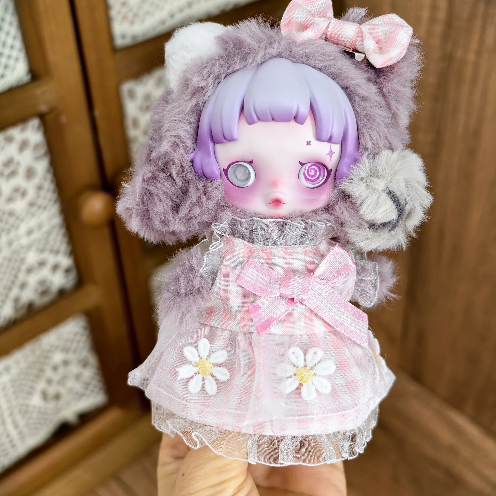 POPmart Trendy Play SP Babykleidung Gänseblümchen karierter Rock zweiteiliges Set 17CM Kleidung leichte Weberei Gartenplüsch Puppenkleidung