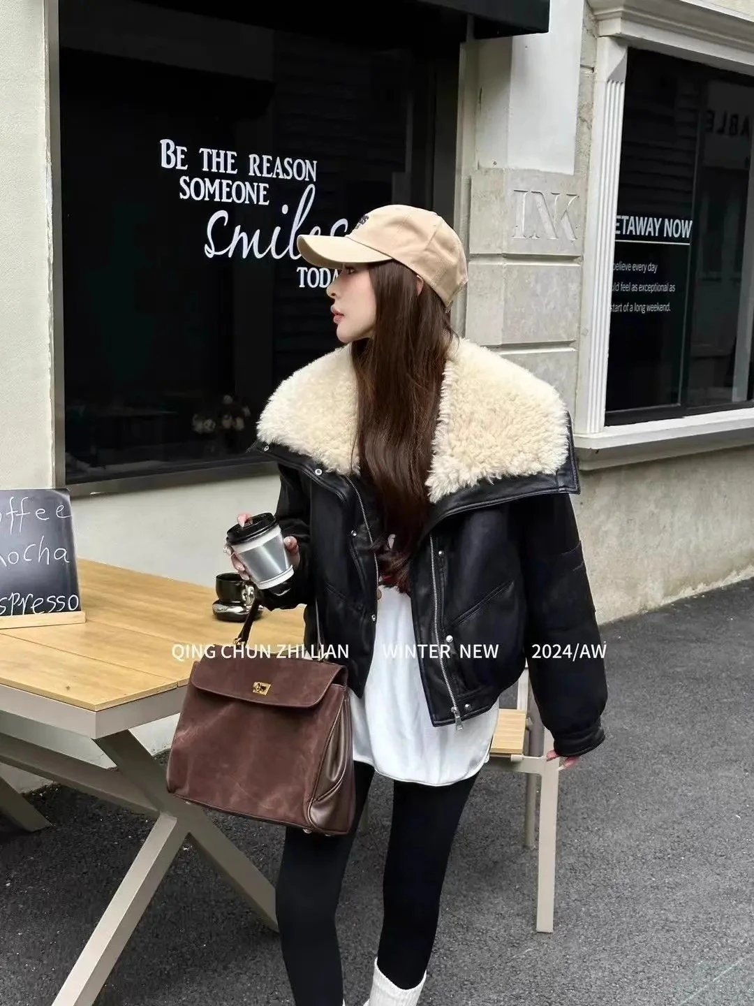 

​ ​ Зима 2025 года, укороченная стеганая стеганая куртка из искусственной кожи с лацканами из искусственной кожи, женская острая шикарная универсальная верхняя одежда ​ ​