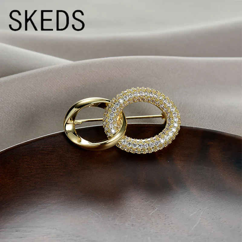 

SKEDS Women Men Exquisite Interlocking Gold Color Crystal Badges Pins Shining Fashion Suit Clothing Brooches For Woman Man