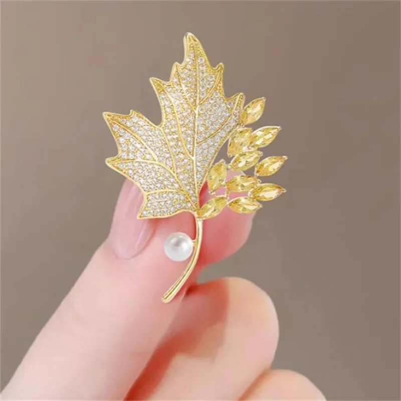 Vintage Yellow Crystal Maple Leaf Brooches Pins For Women Exquisite Rhinestone Plant Pearl Badge Fashion Jewelry Accessories image 2