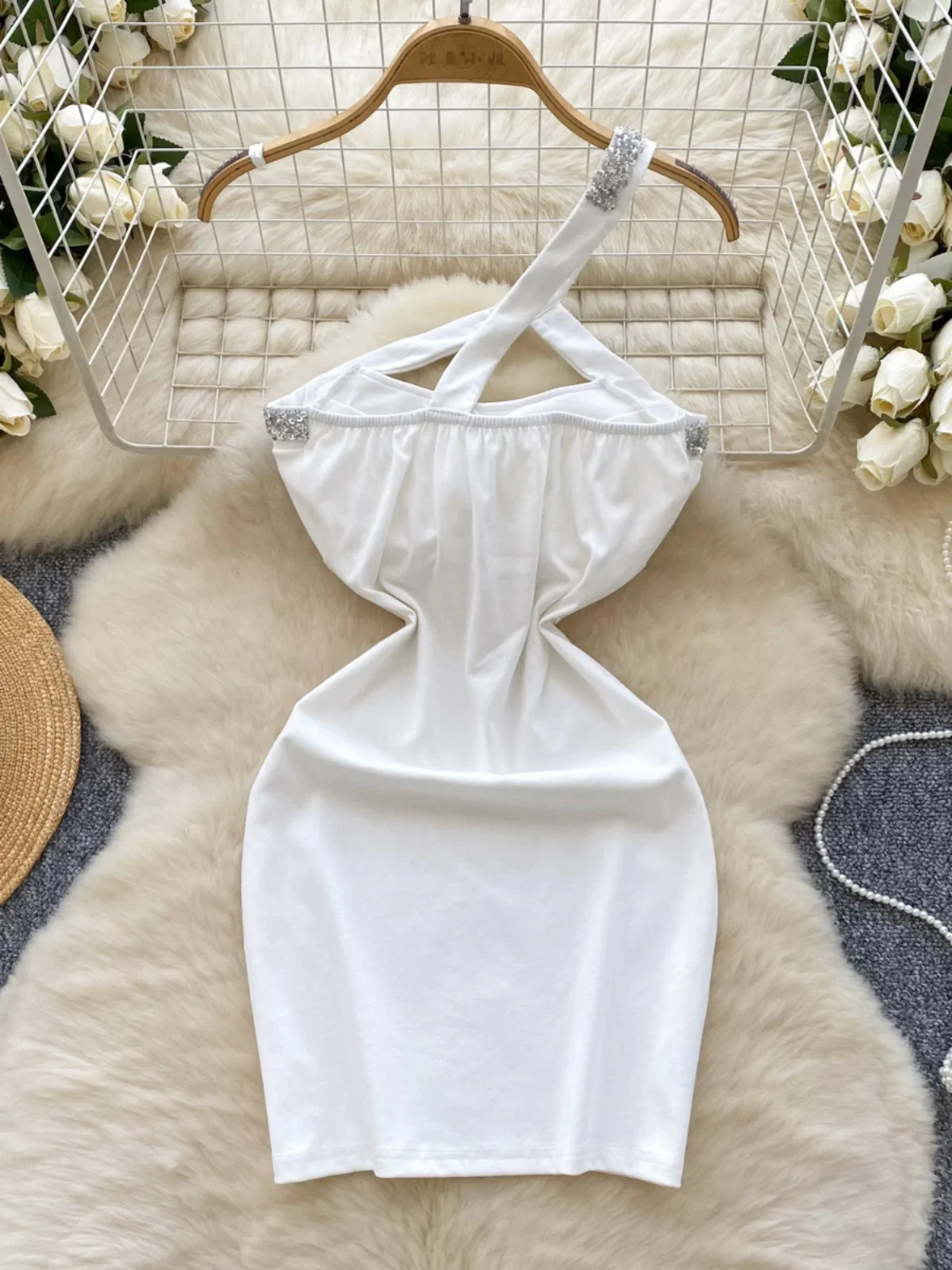 فستان Foamlina ذو الصناعة الثقيلة بفتحة ماسية وأكتاف مائلة مع وسادة صدر للنساء فستان حفلات النادي بدون ظهر قصير