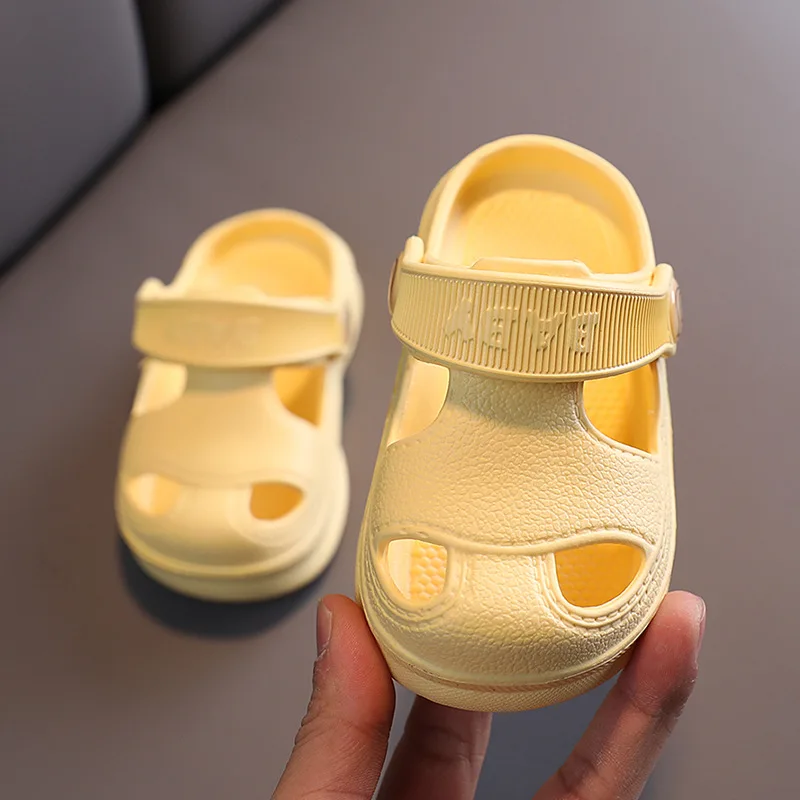 Nuevos zapatos con agujeros para bebé de dibujos animados de verano, sandalias de playa antideslizantes y suaves para niños y niñas de 1 a 5 años