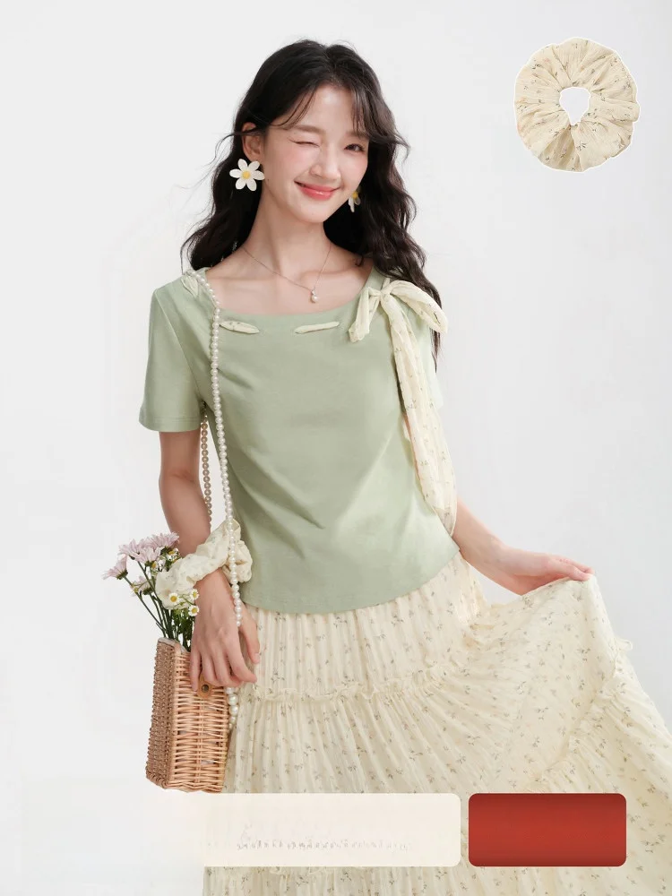 

Уникальный красивый комплект с цветочным принтом: топ с коротким рукавом и юбка. Летний повседневный костюм из двух предметов. Модный летний образ 2025 года.