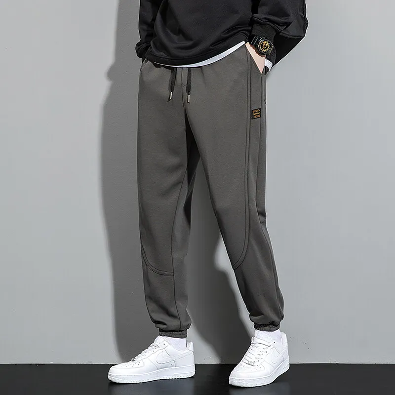 New men's casual pants, including jogger pants, sweatpants, cotton pants, all of which are trendy men's trousers.