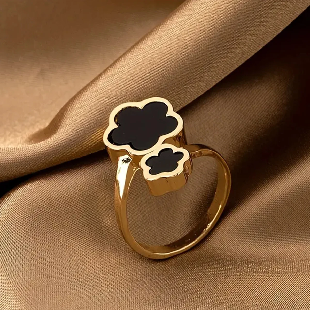 1 Simple and Versatile Retro Fashionable Five-Leaf Clover Flower Ring