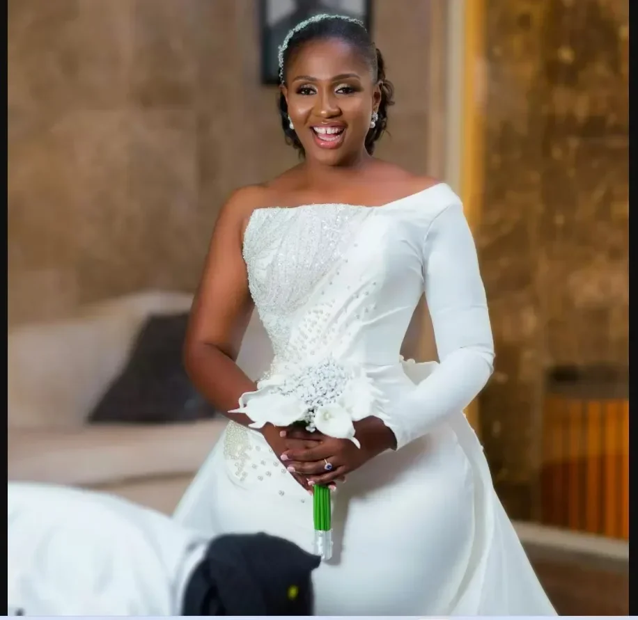 Maßgeschneiderte, erstaunliche lange afrikanische Brautkleider aus Satin mit einer Schulter, abnehmbarer Schleppe, handgefertigte Perlen, schwarze Damen-Brautkleider