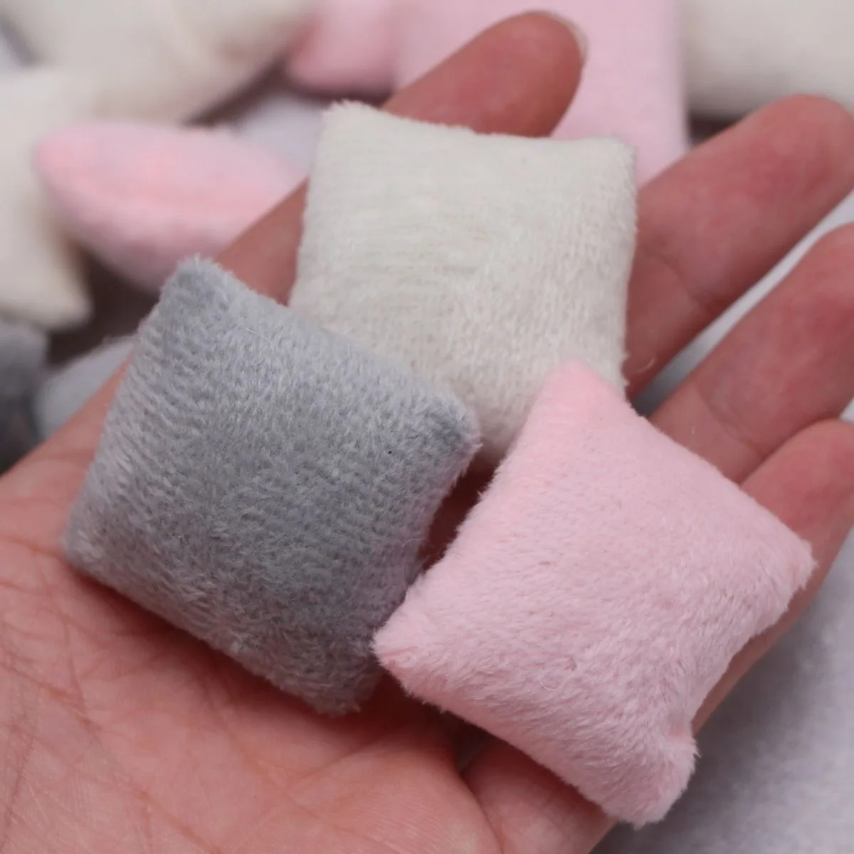 

4*4cm 2PC/set Throw Pillow 1/6 Doll House Model Furniture Accessories White Sofa Bjd Ob11 Gsc Blyth Soldier Lol Miniatures