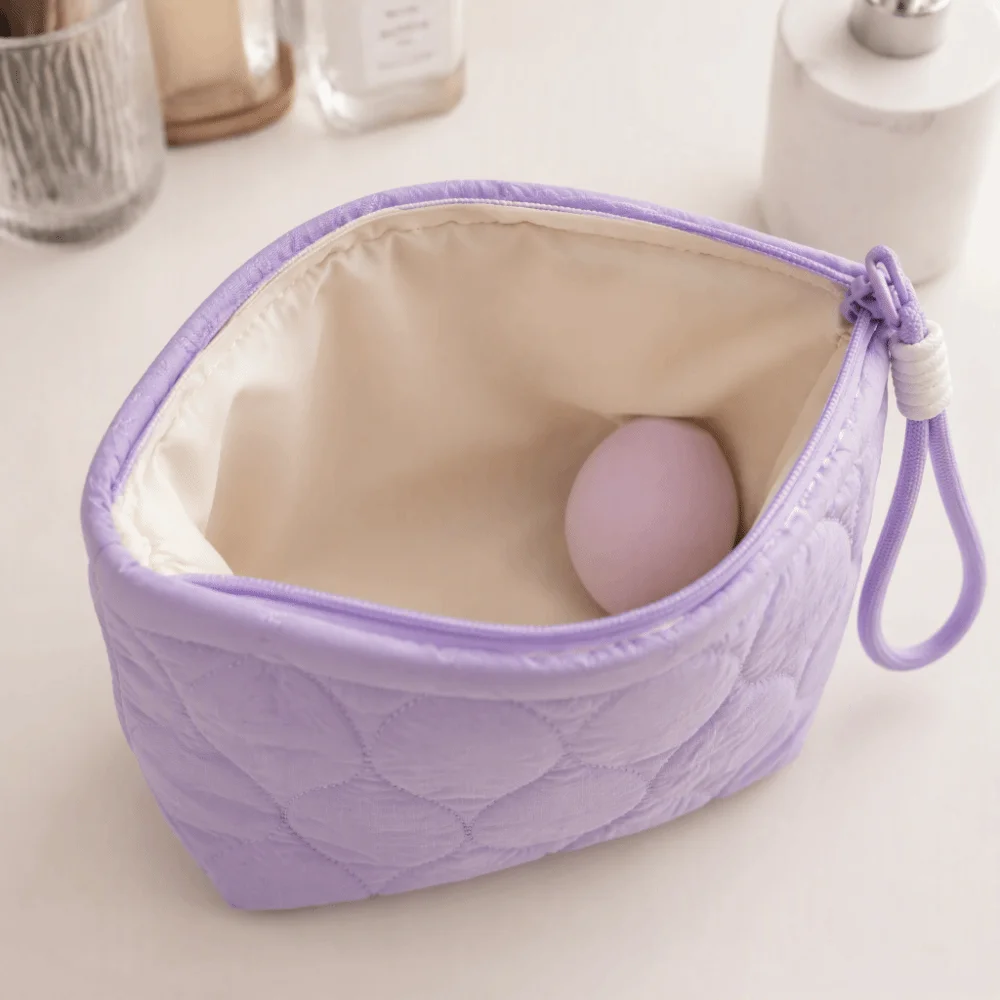 Large Capacity Cosmetic Bag Soft Inner Lining Heart Quilted Lipstick Organizer Pouch Portable with Lanyard Makeup Storage Bag