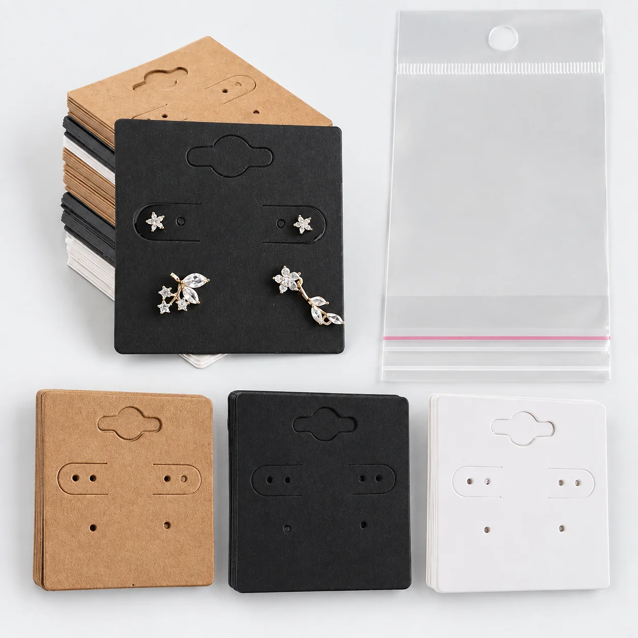 100 Stück Quadratische Ohrring-Displaykarten und Ziplock-Beutel-Set, bestehend aus 50 Papierkarten und 50 transparenten OPP-Beuteln für die Schmuck- und Bastelausstellung. – Detail 5