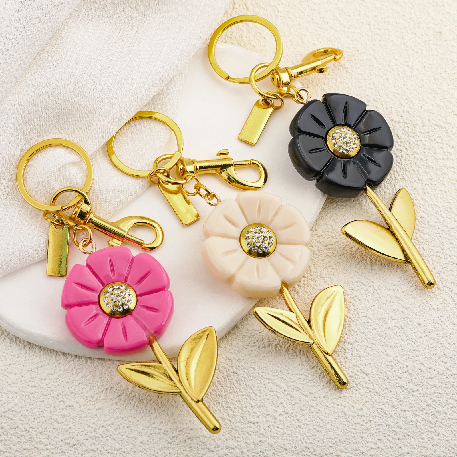 New Exquisite Daisy Keychain Beautiful And Creative Flower Keychain Pendant Multi-Functional Wallet Charm Women's Jewelry Gift