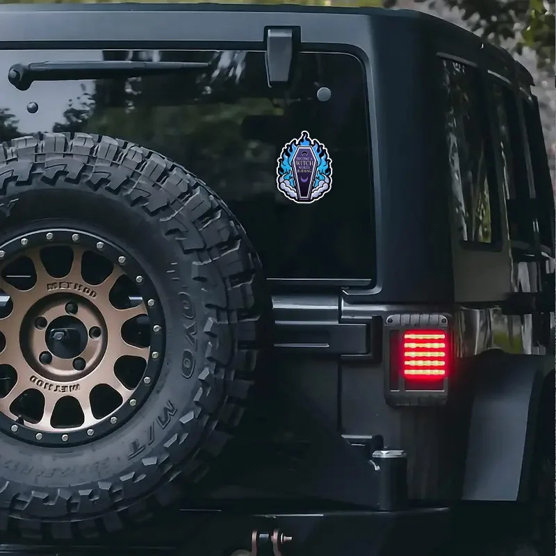 قطعة واحدة من ملصق نعش ولهب ساحرة لافتة للنظر - فينيل مقاوم للماء - دفاتر ملاحظات لنوافذ السيارة وأجهزة الكمبيوتر المحمولة ديكور قوطي منفعل