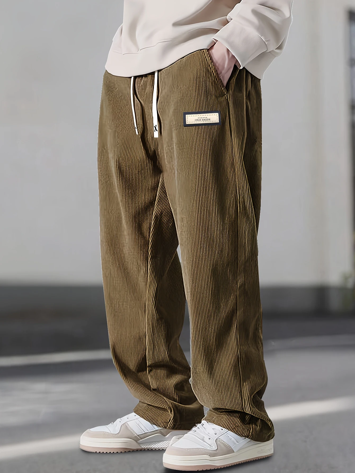 Herren-Cordhose mit weitem Bein, ideal für Herbst und Winter, mit elastischem Bund und Kordelzug sowie kleinem Aufnäher, locker fallende, gerade geschnittene Hose, bequeme Alltagshose für Herren. – Detail 7