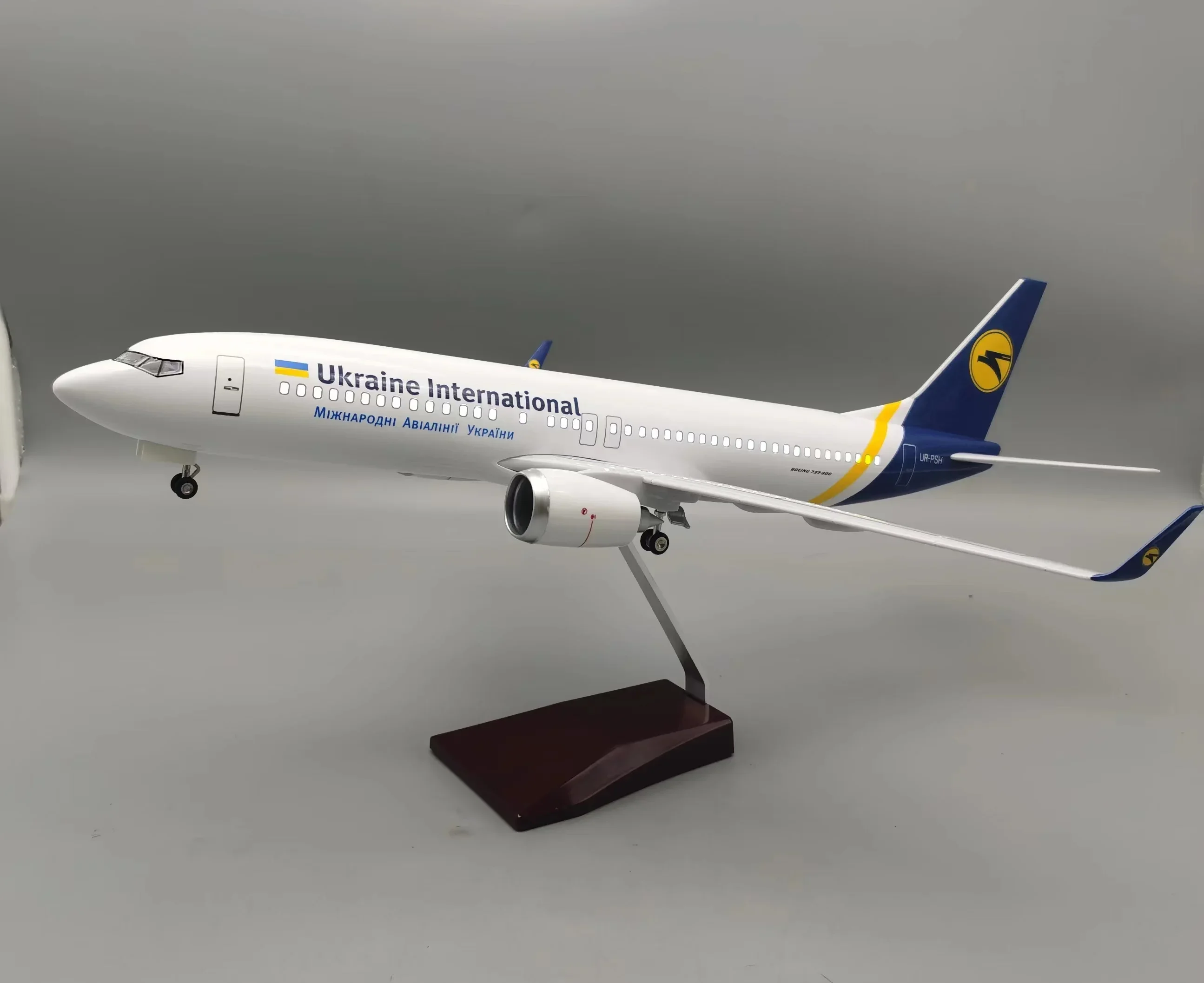 1:85 スケール プラスチック模型飛行機 737-800 ウクライナ 47CM 飛行機模型 樹脂製 子供のおもちゃ 飛行機 航空愛好家へのギフト コレクターズアイテム