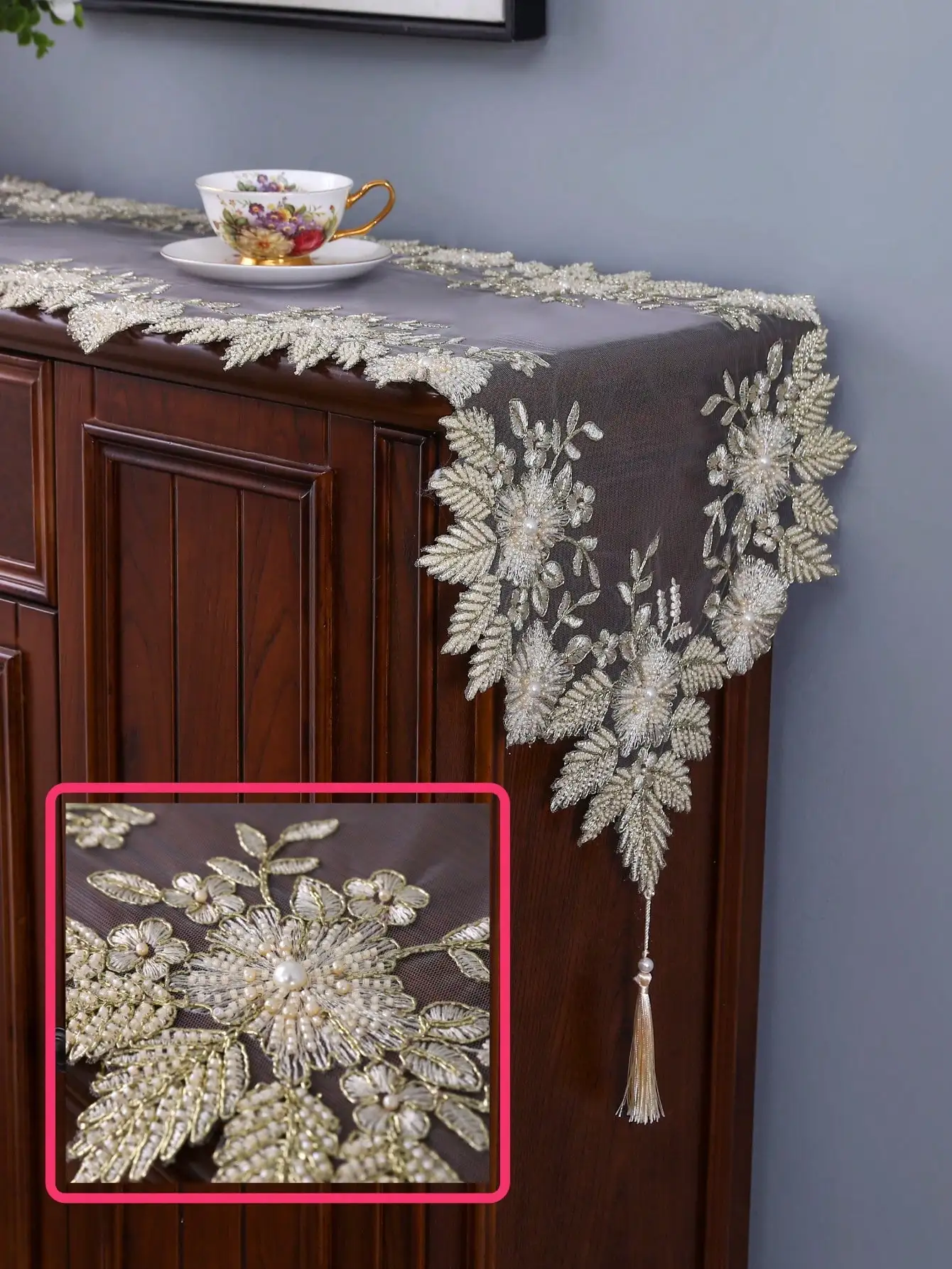 1 Piece of Handcrafted Beaded Table Runner, Elegant and High-End Heavy-Duty Mesh Embroidery with Hand-Beaded Dustproof and Heat-Resistant Design, Suitable for Dining Tables, Coffee Tables, and Everyday Home Decoration, as Well as Weddings, Parties, and Holidays