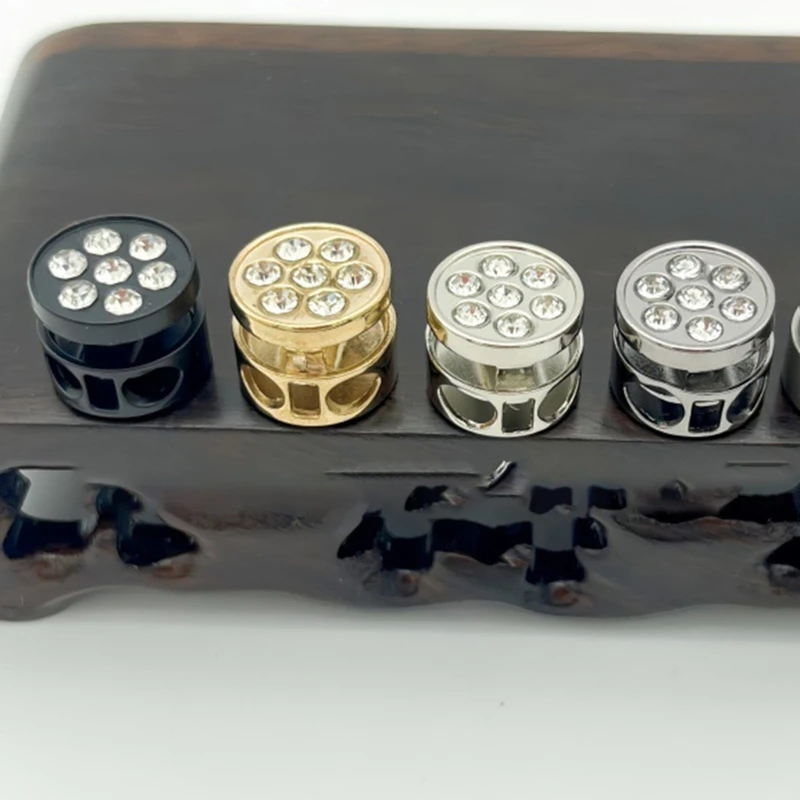 R1WE ใช้สายสปริงที่ใช้งานได้จริงสำหรับ drawstrings ในชุดกีฬาและชุดสบาย ๆ