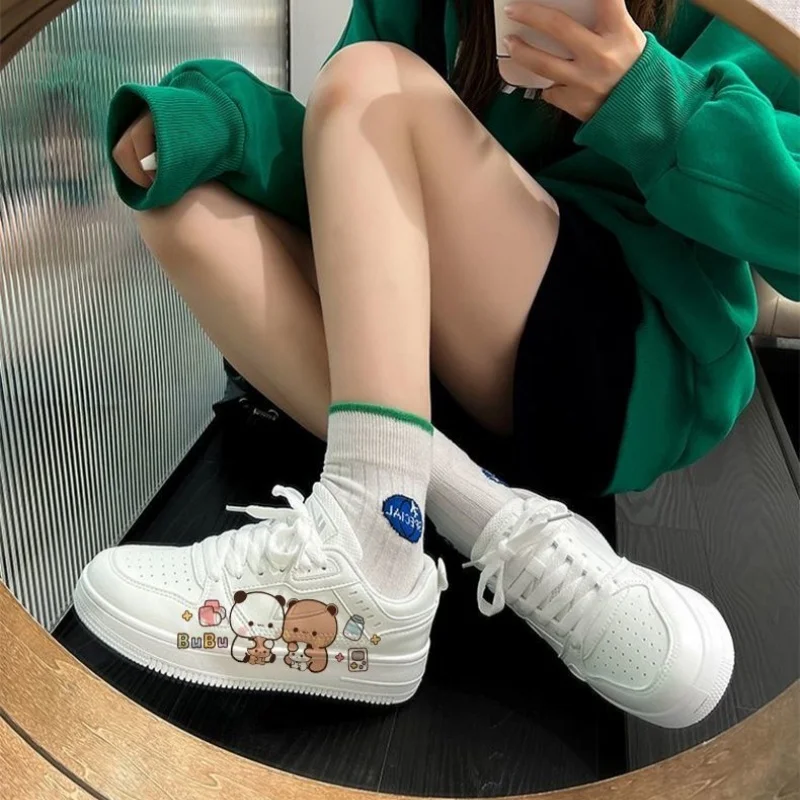 

В наличии Panda Bubu And Yier Little White Shoes Cute Bubu And Dudu Cartoon Panda Bear Doll Pattern Girl Boy Couple Shoes Gift