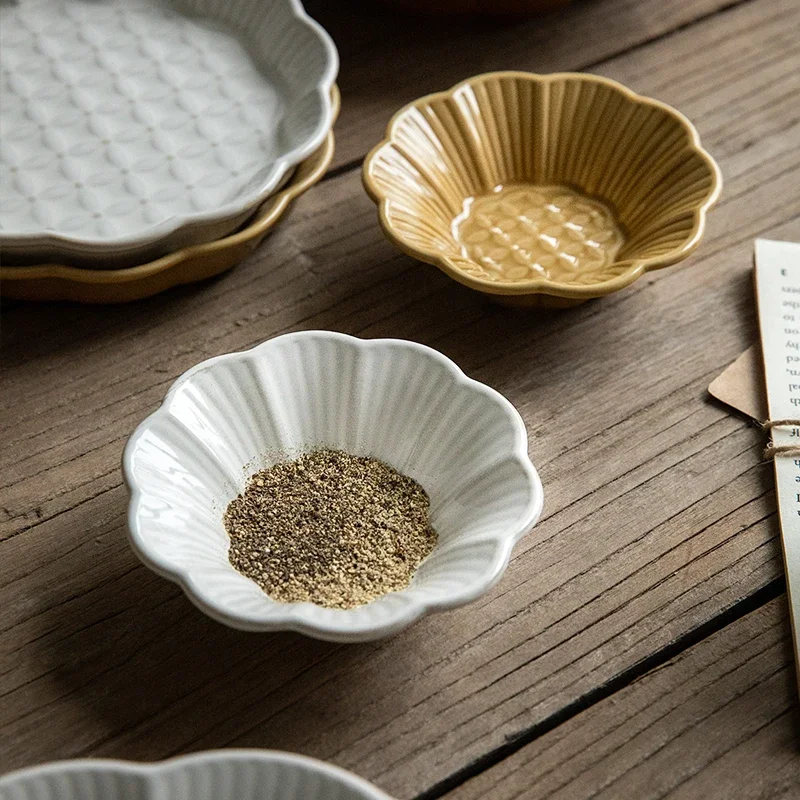 Petal-shaped ceramic flavor dish 4-inch relief small dish creative vinegar  dipping  bone dish soy sauce