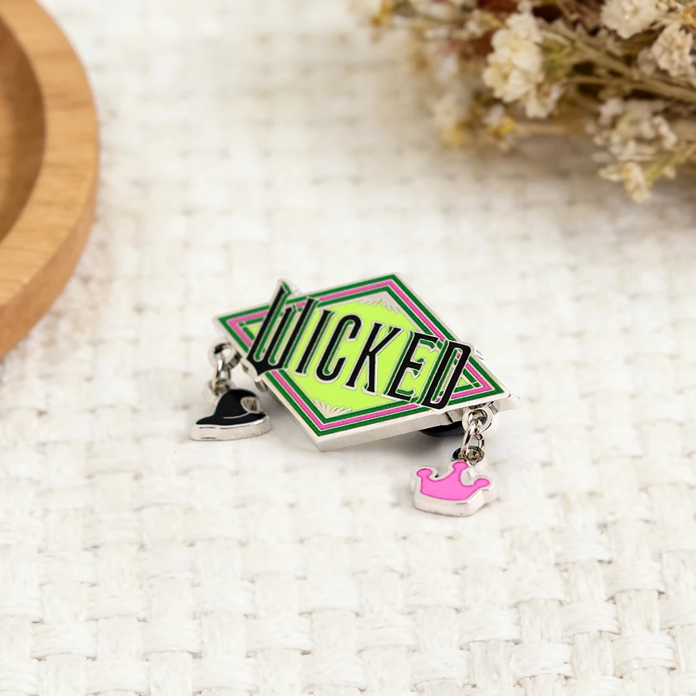 Wicked Musical Emaille-Brosche Hexenhut und Kronen-Anhänger Broadway-inspiriertes Abzeichen Rucksack-Jacken-Accessoire Sammlerstück Geschenk – Detail 9