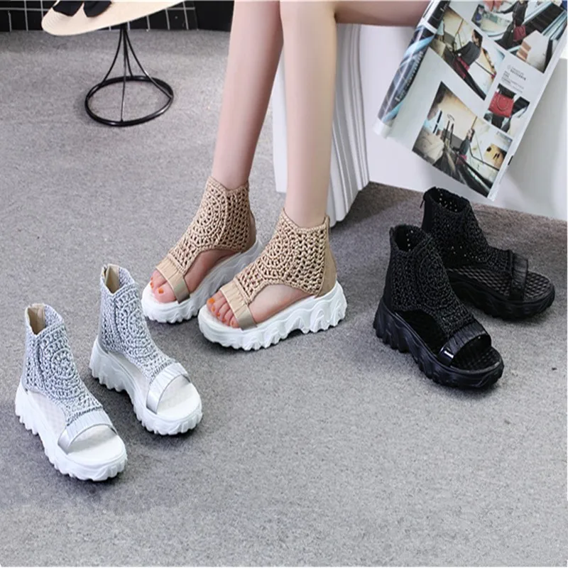 

Женские босоножки на высоком каблуке с открытой пяткой и задней молнией: модные, универсальные, удобные, нескользящие, с эффектом стройности ног.