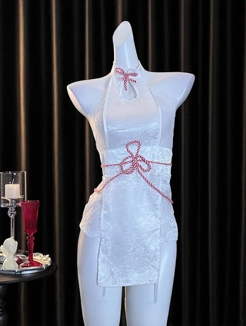 

Elegant Chinese-style Silk Sleepwear for Women,Retro-inspired Lace Trim Nightdress with Improved Cheongsam Cut,Breathable