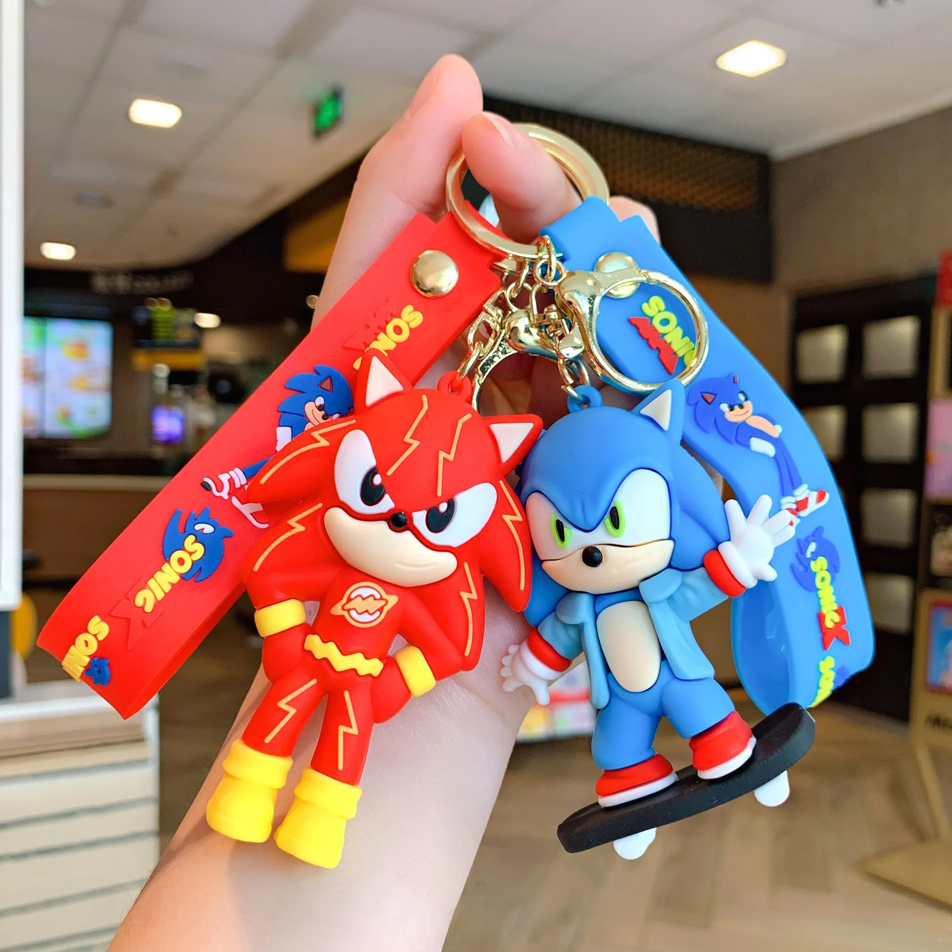 Lindo llavero con figura de erizo de dibujos animados con correa, colgante creativo para bolso, accesorios para llaves de coche, regalo perfecto para niños y fanáticos de Sonic