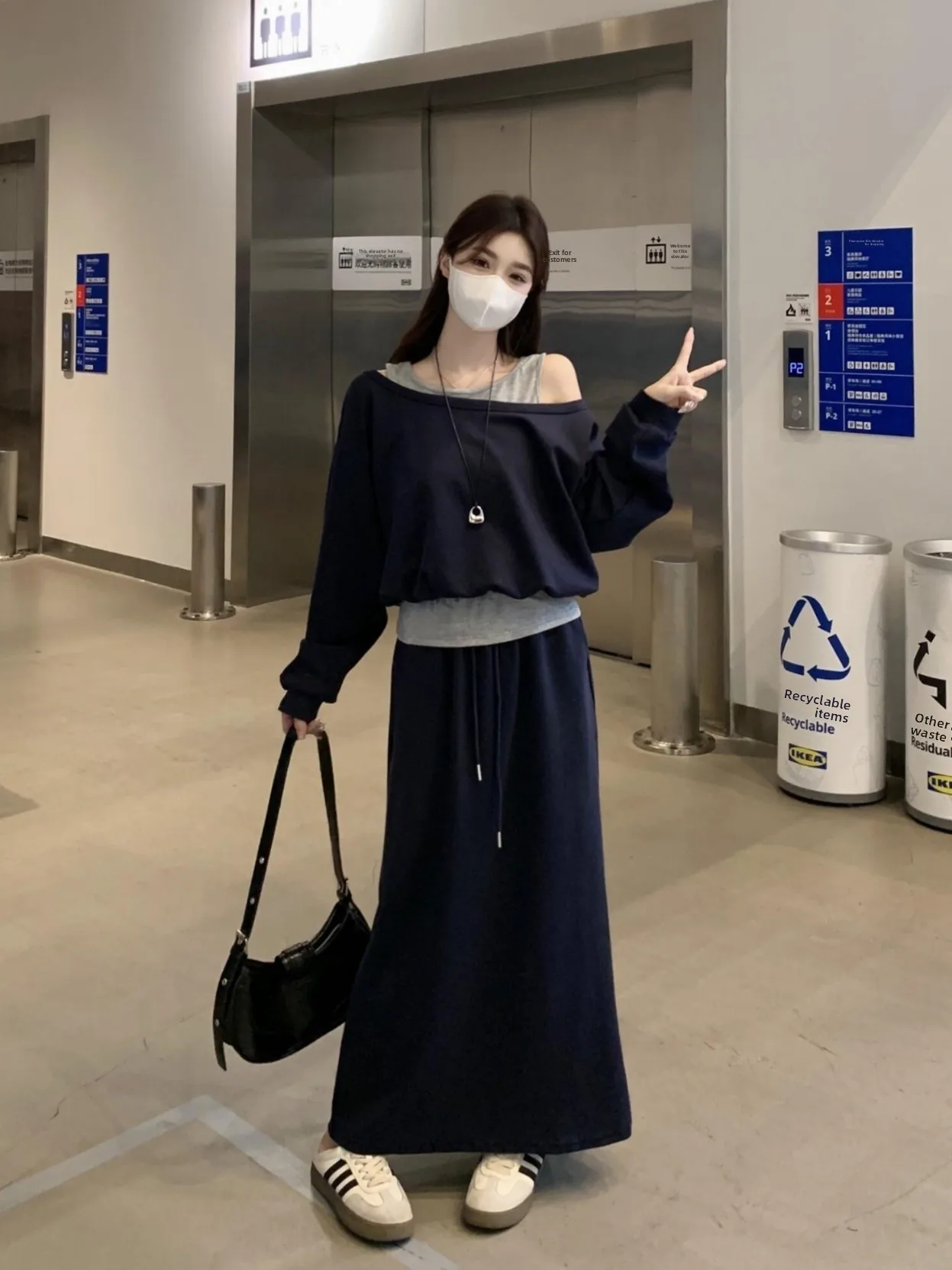 

Комплект: свитшот оверсайз с открытыми плечами и юбка с высокой талией в стиле колор-блок. Женская модная осенняя новинка.