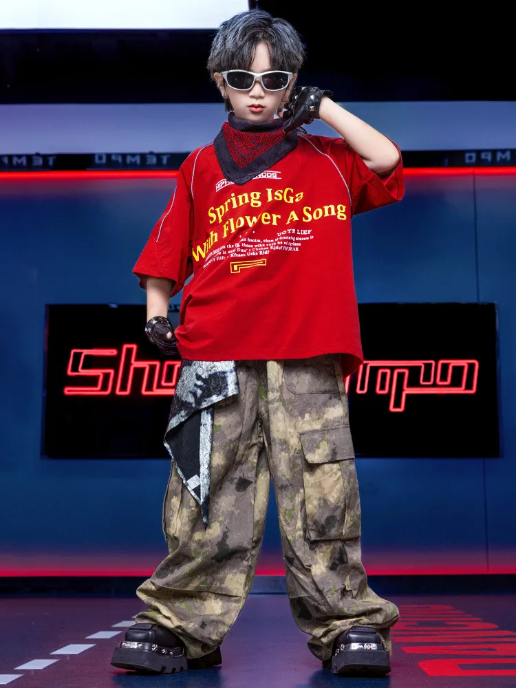 ヒップホップ子供ダンス衣装セット男の子ハンサムドラムキット赤 Tシャツ迷彩ズボンジャズダンススーツ