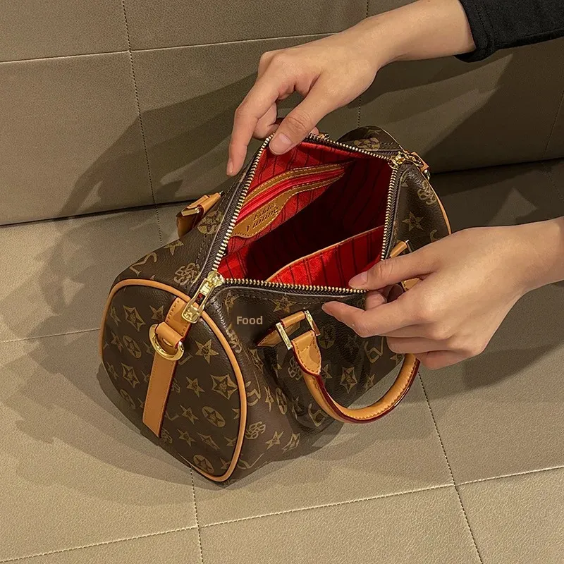 حقيبة نسائية من الجلد الناعم بكتف مزدوج جديد 2025 حقيبة يد على شكل وسادة عتيقة بحزام واحد حقيبة كروس بوسطن