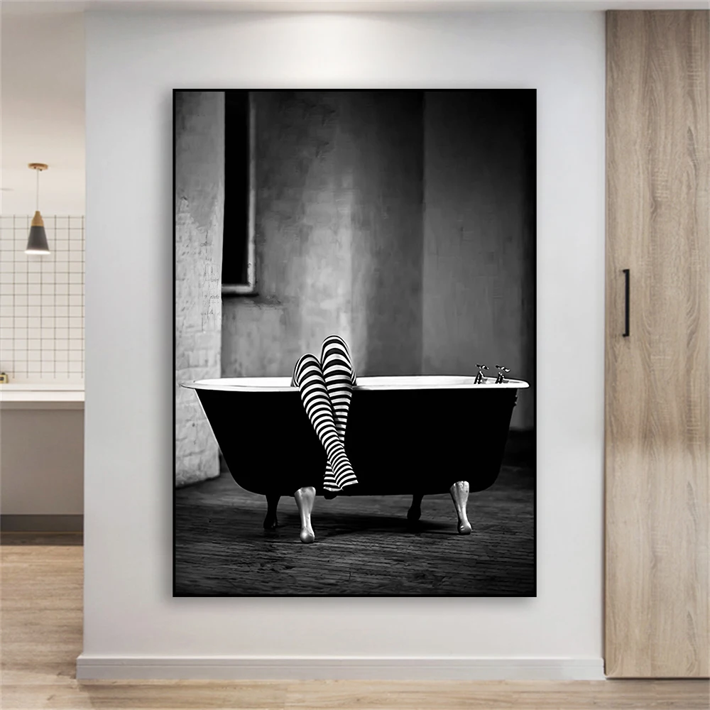 Woman in Bathtub Print Poster Black and White Woman Bathroom Canvas Painting Girls Vintage Wall Art Toilet Fashion Decoration
