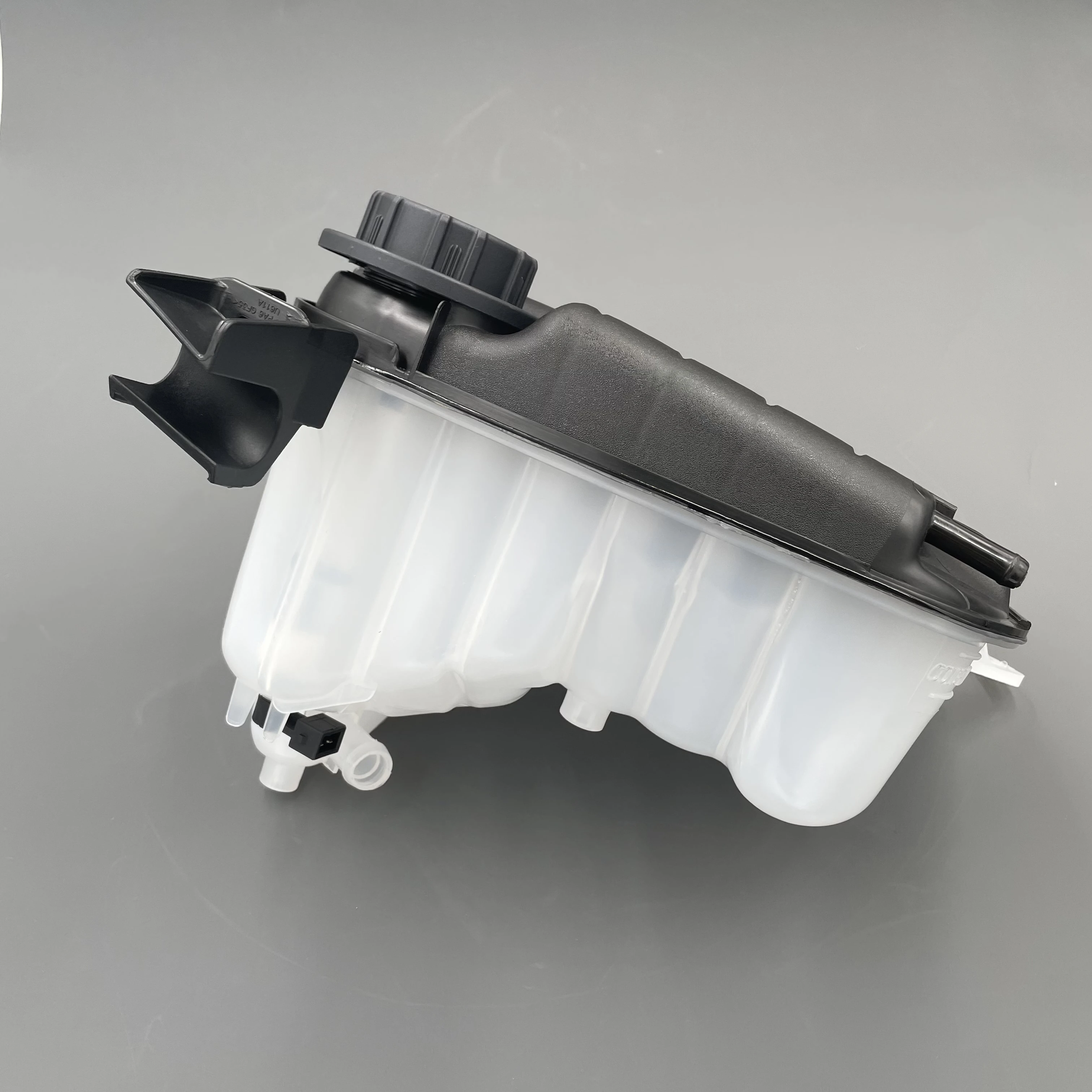 

Auto Parts Radiator Coolant Expansion Tank C2D36671 C2D21487 C2Z22872 C2Z29118 C2D5120 C2Z11292 C2Z15579 C2D36877 For Jaguar XJ