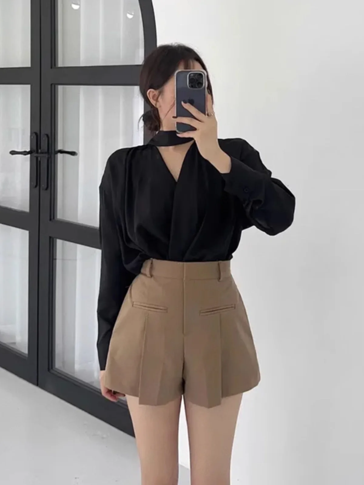 Conjunto de mujer hoado con cuello en V y manga de burbuja a la moda con diseño de fajín, plones cortos adeazantes de...
