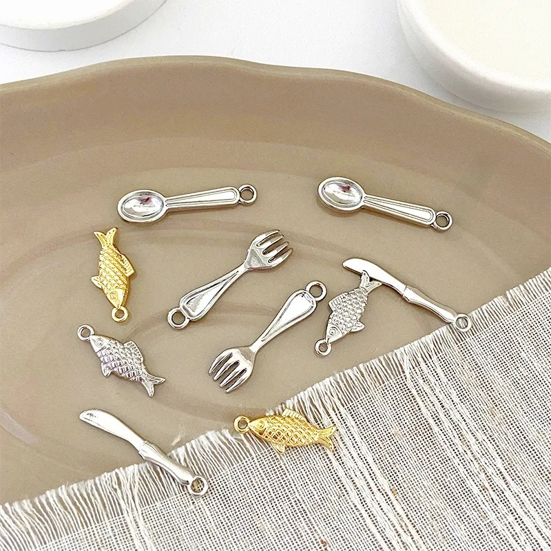 Mini vajilla sencilla chapada en oro/plata de aleación de cobre, cucharas, tenedores, colgantes de peces pequeños, accesorios artesanales diy, 2 uds.