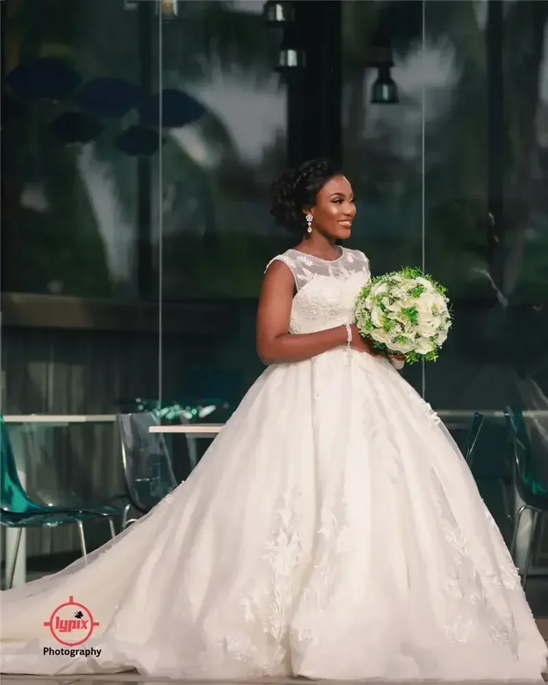 Suknia ślubna balowa z afrykańskimi rękawkami, luksusowa, szyta na miarę, zdobiona kryształami, perłami, plus size, w stylu saudyjskim i dubajskim.