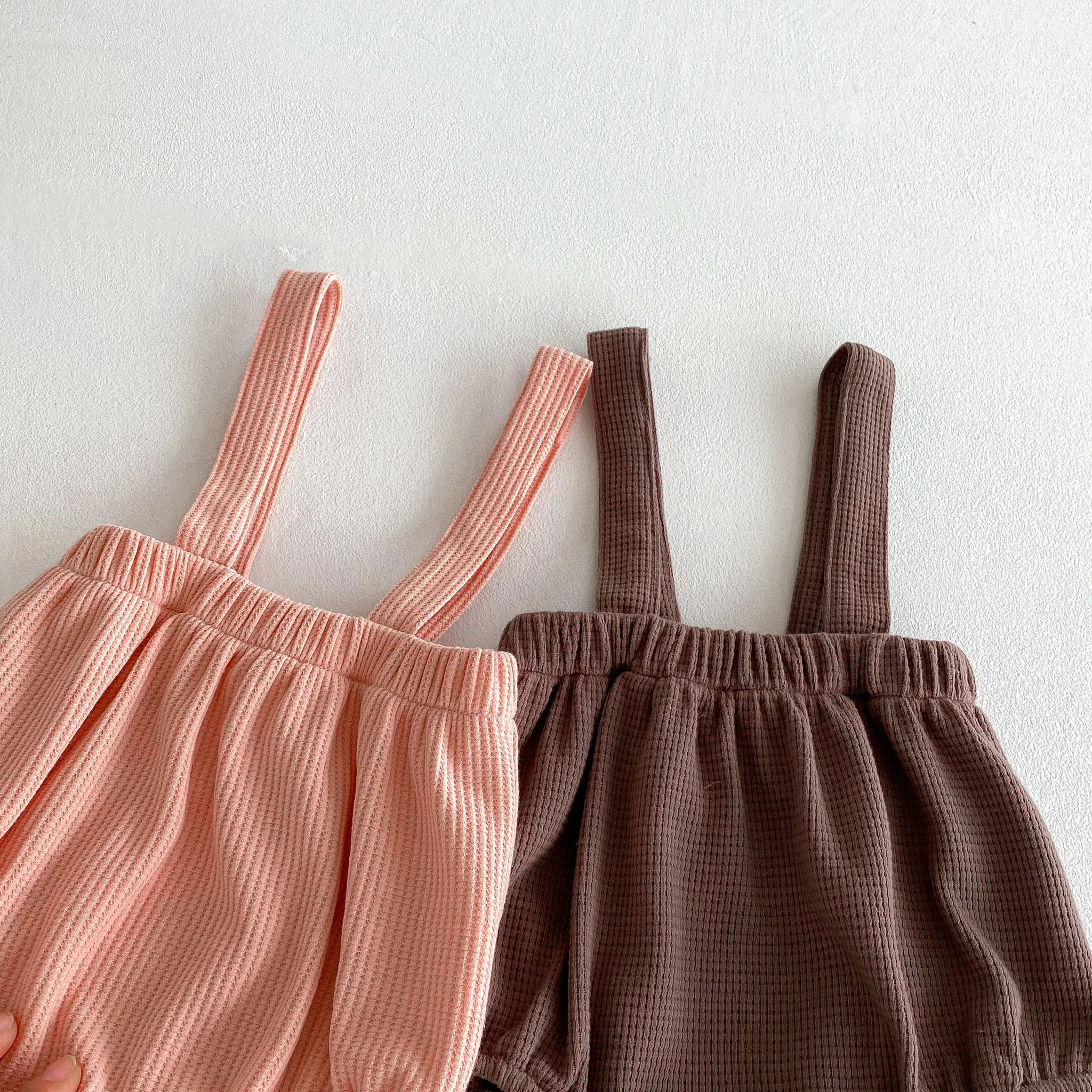 Frühlings- und Herbst-Neuheit: Süßes und stilvolles zweiteiliges Set für Mädchen mit Spitzenbesatz, Blumenmuster-Oberteil und Latzhose. – Detail 7
