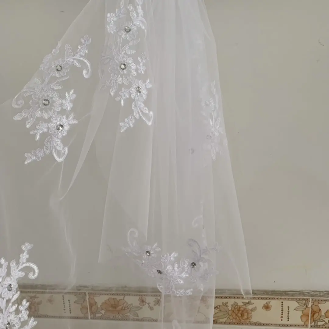 Em estoque borda do laço duas camadas curto véus de casamento alta qualidade véus de noiva com crystas contas acessórios de casamento